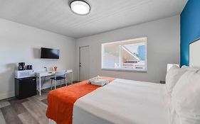 Comfortable Beachfront Studio With Pool! -M32